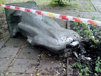 Снесенный Ленин. Фото: tvzvezda.ru Снесенный Ленин. Фото: tvzvezda.ru