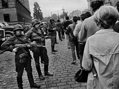 Жители Праги под прицелом советских оккупантов, 1968 г. Фото: pavelrudnev.livejournal.com Жители Праги под прицелом советских оккупантов, 1968 г. Фото: pavelrudnev.livejournal.com