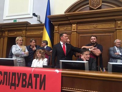 Надежда Савченко на месте спикера во время блокирования Верховной рады, 5.7.16. Источник - www.facebook.com/Andriy.Lozovyi Надежда Савченко на месте спикера во время блокирования Верховной рады, 5.7.16. Источник - www.facebook.com/Andriy.Lozovyi