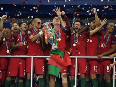 Команда Португалии празднует победу в Евро-2016. Фото AFP, источник - sport.rbc.ru Команда Португалии празднует победу в Евро-2016. Фото AFP, источник - sport.rbc.ru