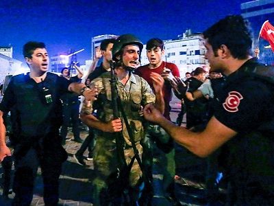 Разоружение участников восстания. Стамбул, 16.7.16. Фото: Reuters Разоружение участников восстания. Стамбул, 16.7.16. Фото: Reuters