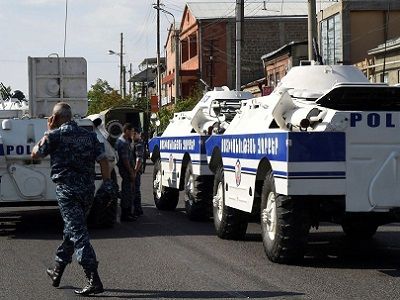 Техника у захваченного здания полиции в Ереване. Фото Reuters, источник - bbc.com Техника у захваченного здания полиции в Ереване. Фото Reuters, источник - bbc.com