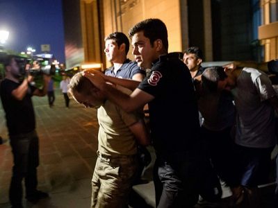 Арест подозреваемых в заговоре, 16.7.16. Фото AFP, источник - meduza.io Арест подозреваемых в заговоре, 16.7.16. Фото AFP, источник - meduza.io