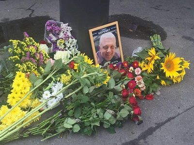 Цветы на месте гибели Павла Шеремета. Публикуется в www.facebook.com/ayder.muzhdabaev Цветы на месте гибели Павла Шеремета. Публикуется в www.facebook.com/ayder.muzhdabaev