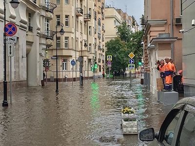 Затопленная улица в Москве. Фото: mynewsonline24.ru Затопленная улица в Москве. Фото: mynewsonline24.ru