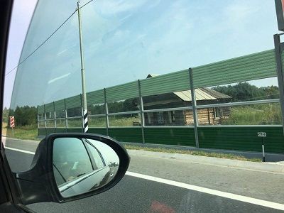 Шумозащитный экран на трассе "Россия". Фото www.facebook.com/babchenkoa Шумозащитный экран на трассе "Россия". Фото www.facebook.com/babchenkoa
