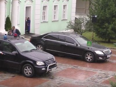 Мерседес патриарха в Лавре. Скрин видео www.youtube.com/watch?v=JGWoOGHUjgo Мерседес патриарха в Лавре. Скрин видео www.youtube.com/watch?v=JGWoOGHUjgo