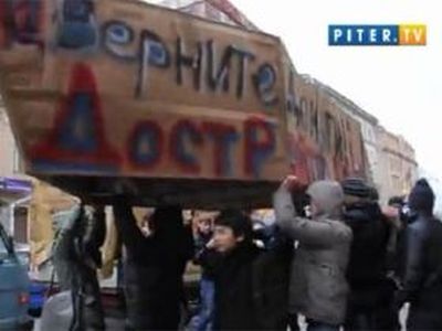 Петербургские дольщики установили муляж яхты у офиса застройщика. Фото: realty.lenta.ru Петербургские дольщики установили муляж яхты у офиса застройщика. Фото: realty.lenta.ru
