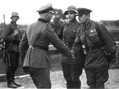 1939 г.: завершение польской кампании, рукопожатие офицеров вермахта и РККА. Источник - ru.wikipedia.org 1939 г.: завершение польской кампании, рукопожатие офицеров вермахта и РККА. Источник - ru.wikipedia.org