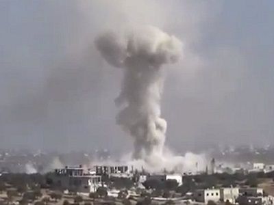 Дым над селением Хасс после бомбардировки. Фото: АР Дым над селением Хасс после бомбардировки. Фото: АР