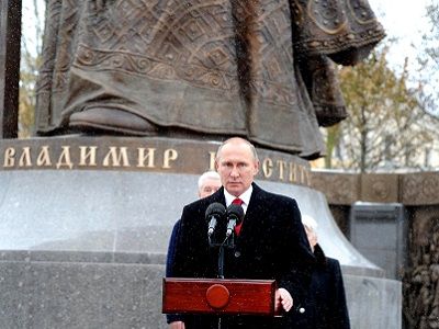 Президент Владимир Путин открывает памятник князю Владимиру, 4.11.16. Источник - kremlin.ru Президент Владимир Путин открывает памятник князю Владимиру, 4.11.16. Источник - kremlin.ru