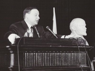 Е.Гайдар на заседании правительства 15 ноября 1991 г. Публикуется в aillarionov.livejournal.com Е.Гайдар на заседании правительства 15 ноября 1991 г. Публикуется в aillarionov.livejournal.com