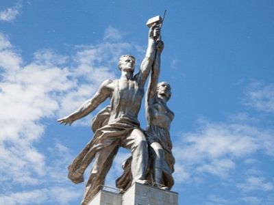 Скульптура В.Мухиной "Рабочий и колхозница". Источник - strana.ru Скульптура В.Мухиной "Рабочий и колхозница". Источник - strana.ru