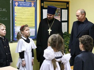 Путин, священник и дети. Фото: yodnews.ru Путин, священник и дети. Фото: yodnews.ru