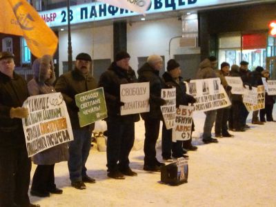Акция в поддержку политзаключенных. Фото: Владислав Ходаковский, Каспаров.Ru Акция в поддержку политзаключенных. Фото: Владислав Ходаковский, Каспаров.Ru