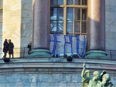 Баннер "Не РПЦ!" на колоннаде Исаакиевского собора, 11.1.17. Фото: tjournal.ru Баннер "Не РПЦ!" на колоннаде Исаакиевского собора, 11.1.17. Фото: tjournal.ru