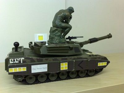 Танк и "Мыслитель" Родена. Фото: porterlechangement.com Танк и "Мыслитель" Родена. Фото: porterlechangement.com