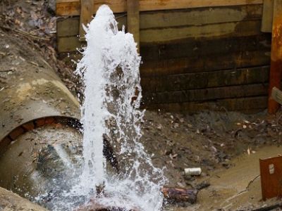 Авария, прорыв водопровода. Фото: dn1.vtomske.ru Авария, прорыв водопровода. Фото: dn1.vtomske.ru