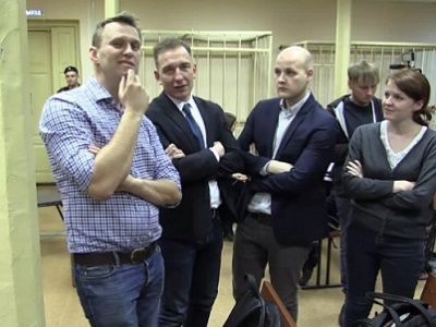 Алексей Навальный и его соратники в Кировском суде, 1.2.17. Источник - twitter.com/navalny Алексей Навальный и его соратники в Кировском суде, 1.2.17. Источник - twitter.com/navalny
