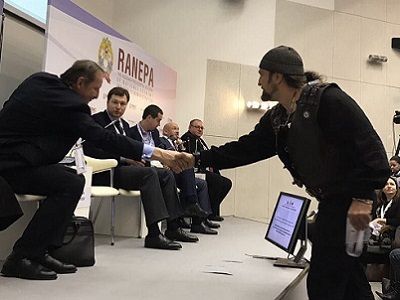 Залдостанов ("Хирург") на Гайдаровском форуме. Источник - grammio.com Залдостанов ("Хирург") на Гайдаровском форуме. Источник - grammio.com
