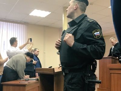 Приговор Навальному и Офицерову, Киров, 8.2.17. Фото Е.Фельдмана, источник - twitter.com/navalny Приговор Навальному и Офицерову, Киров, 8.2.17. Фото Е.Фельдмана, источник - twitter.com/navalny