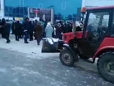 Разгон встречи депутата с дольщиками в Рязани. Фото: скриншот видео facebook.com/sherinLDPR Разгон встречи депутата с дольщиками в Рязани. Фото: скриншот видео facebook.com/sherinLDPR