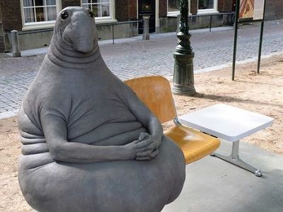 "Ждун" ("Homunculus loxodontus") - скульптура М. ван Бреворт. Источник - gordonua.com "Ждун" ("Homunculus loxodontus") - скульптура М. ван Бреворт. Источник - gordonua.com