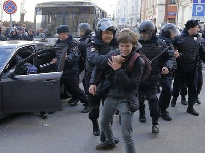 ОМОНовец хватает за горло подростка во время задержания, Москва, 26.3.17. Источник - republic.ru ОМОНовец хватает за горло подростка во время задержания, Москва, 26.3.17. Источник - republic.ru