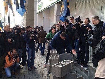 Замурованный офис Сбербанка в Киеве. Фото: cont.ws Замурованный офис Сбербанка в Киеве. Фото: cont.ws