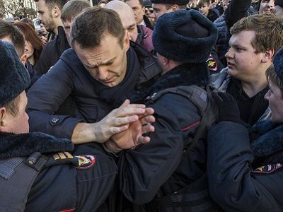 Задержание Алексея Навального на акции 26.3.17 в Москве. Фото - meduza.io Задержание Алексея Навального на акции 26.3.17 в Москве. Фото - meduza.io