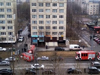 Эвакуация жилого дома в Петербурге. Фото: vk.com/spb_today Эвакуация жилого дома в Петербурге. Фото: vk.com/spb_today