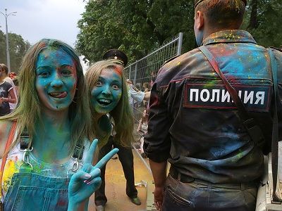 Праздник красок "Холи" и полиция. Фото: gazeta.ru Праздник красок "Холи" и полиция. Фото: gazeta.ru