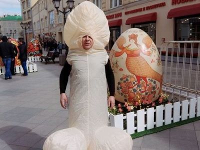 Павел Лобков в костюме пениса. Фото: SERGEY ERZHENKOV/FACEBOOK Павел Лобков в костюме пениса. Фото: SERGEY ERZHENKOV/FACEBOOK