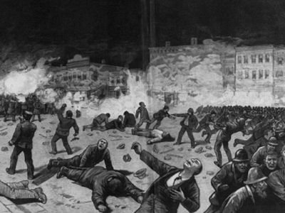 Расстрел полицией рабочей демонстрации в Чикаго (бунт на Хеймаркет-сквер), 1886 г. Источник - ru.euronews.com Расстрел полицией рабочей демонстрации в Чикаго (бунт на Хеймаркет-сквер), 1886 г. Источник - ru.euronews.com