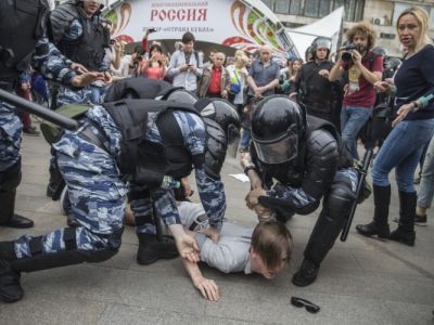 Нападение ОМОНовцев на протестующего на Тверской, 12.6.17. Источник - spektr.press Нападение ОМОНовцев на протестующего на Тверской, 12.6.17. Источник - spektr.press