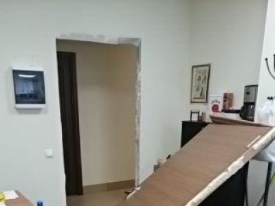 Выбитая дверь в офисе "Открытой России", Фото: facebook.com/I.Nikolaev13 Выбитая дверь в офисе "Открытой России", Фото: facebook.com/I.Nikolaev13
