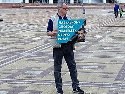 "Навальному — свободу, Медведеву — серую робу". Фото: Сергей Горчаков, Каспаров.Ru "Навальному — свободу, Медведеву — серую робу". Фото: Сергей Горчаков, Каспаров.Ru