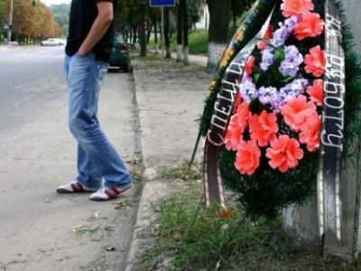 Венок на трассе. Фото: Ozersk74.ru Венок на трассе. Фото: Ozersk74.ru