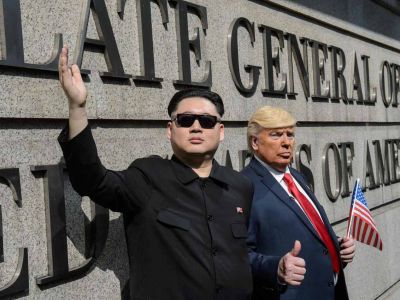 "Трамп и Ким Чен Ын" (перформанс гонконгских акционистов). Источник - asiaone.com "Трамп и Ким Чен Ын" (перформанс гонконгских акционистов). Источник - asiaone.com