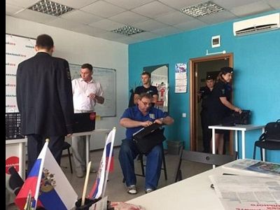 Обыски в штабе Навального в Кемерово. Фото: twitter.com/olsnov Обыски в штабе Навального в Кемерово. Фото: twitter.com/olsnov