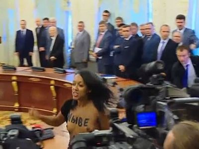 Обнаженная женщина на встрече Петра Порошенко и Александра Лукашенко. Фото: i.obozrevatel.com Обнаженная женщина на встрече Петра Порошенко и Александра Лукашенко. Фото: i.obozrevatel.com