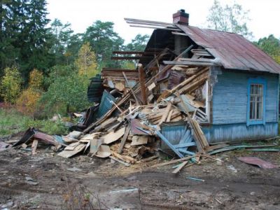 Сломанный садовый домик. Источник - kaliningrad.doski.ru Сломанный садовый домик. Источник - kaliningrad.doski.ru