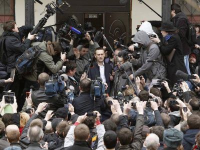 Выход Алексея Навального после 25 суток ареста, 7.7.17. Источник - pikabu.ru Выход Алексея Навального после 25 суток ареста, 7.7.17. Источник - pikabu.ru