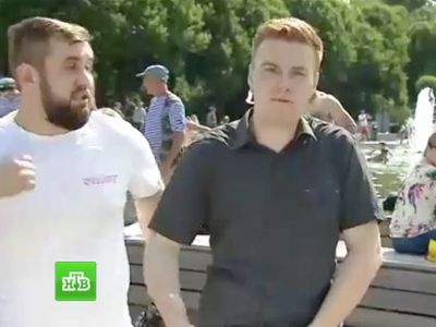 Сотрудник НТВ Н.Развозжаев и напавший на него, 2.8.17, парк Горького. Источник - mosday.ru Сотрудник НТВ Н.Развозжаев и напавший на него, 2.8.17, парк Горького. Источник - mosday.ru