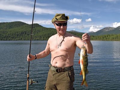 Путин на рыбалке. Источник - meduza.io