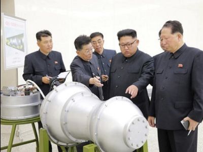 Ким Че Ын, советники и деталь ракеты. Фото: nikkei.com Ким Че Ын, советники и деталь ракеты. Фото: nikkei.com