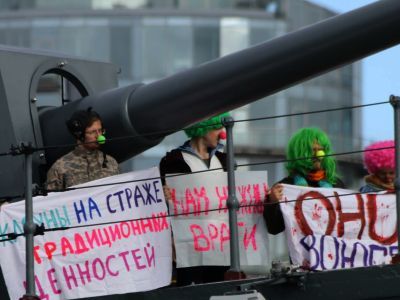Клоуны на "Авроре". Фото: Саша Рабулов, Каспаров.Ru Клоуны на "Авроре". Фото: Саша Рабулов, Каспаров.Ru