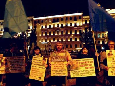 Акция в поддержку крымских татар в Петербурге. Фото: svoboda.org Акция в поддержку крымских татар в Петербурге. Фото: svoboda.org