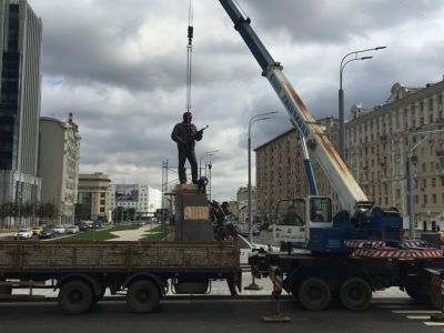 Установка памятника М.Калашникову в Москве. Источник - gazeta.ru Установка памятника М.Калашникову в Москве. Источник - gazeta.ru