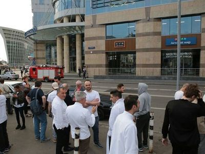 Эвакуация людей из торговых центров в Москве. Фото: vedomosti.ru Эвакуация людей из торговых центров в Москве. Фото: vedomosti.ru